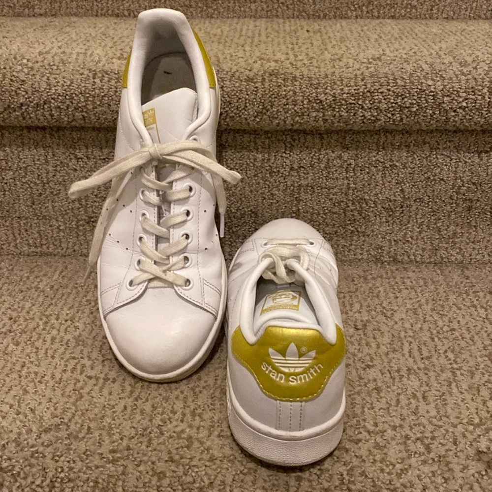 Adidas Stan Smiths - Mens 6 / Womens 8 - white / gold